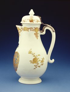 Kaffekanna av Meissen form dekorerad övervägande i förgylld med armarna av Gustav Gabriel Loodh, Qianlong period (1736-95) (porslin) (sidovy av 210133)