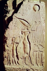 Relief föreställande Amenophis IV (Akhenaten) (ca 1364-47 f.Kr.), Nefertiti och deras dotter, Meritaton, offrar till Aten, från det kungliga palatset i Tell El-Amarna (alabaster)