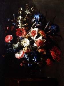 Iris, pioner, convolvuli och andra blommor i en urna på en piedestal