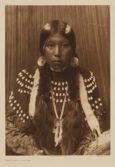 Dammig klänning - Kalispel av Edward S. Curtis
